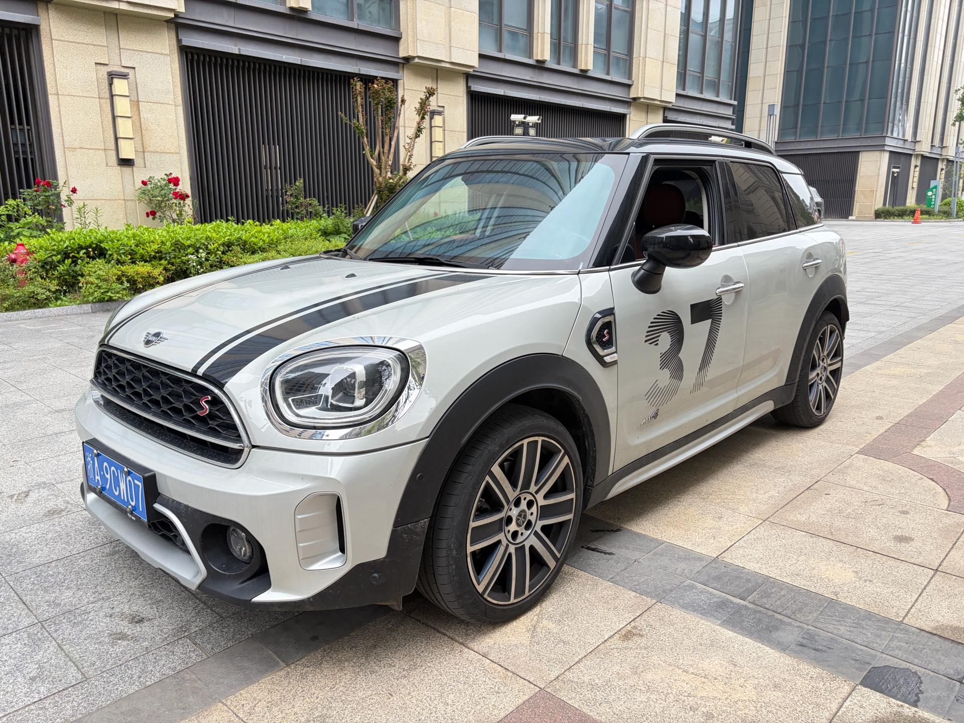 Открыть галерею: MINI COUNTRYMAN 2022 2.0T COOPER S ALL4 Black Label Special Edition