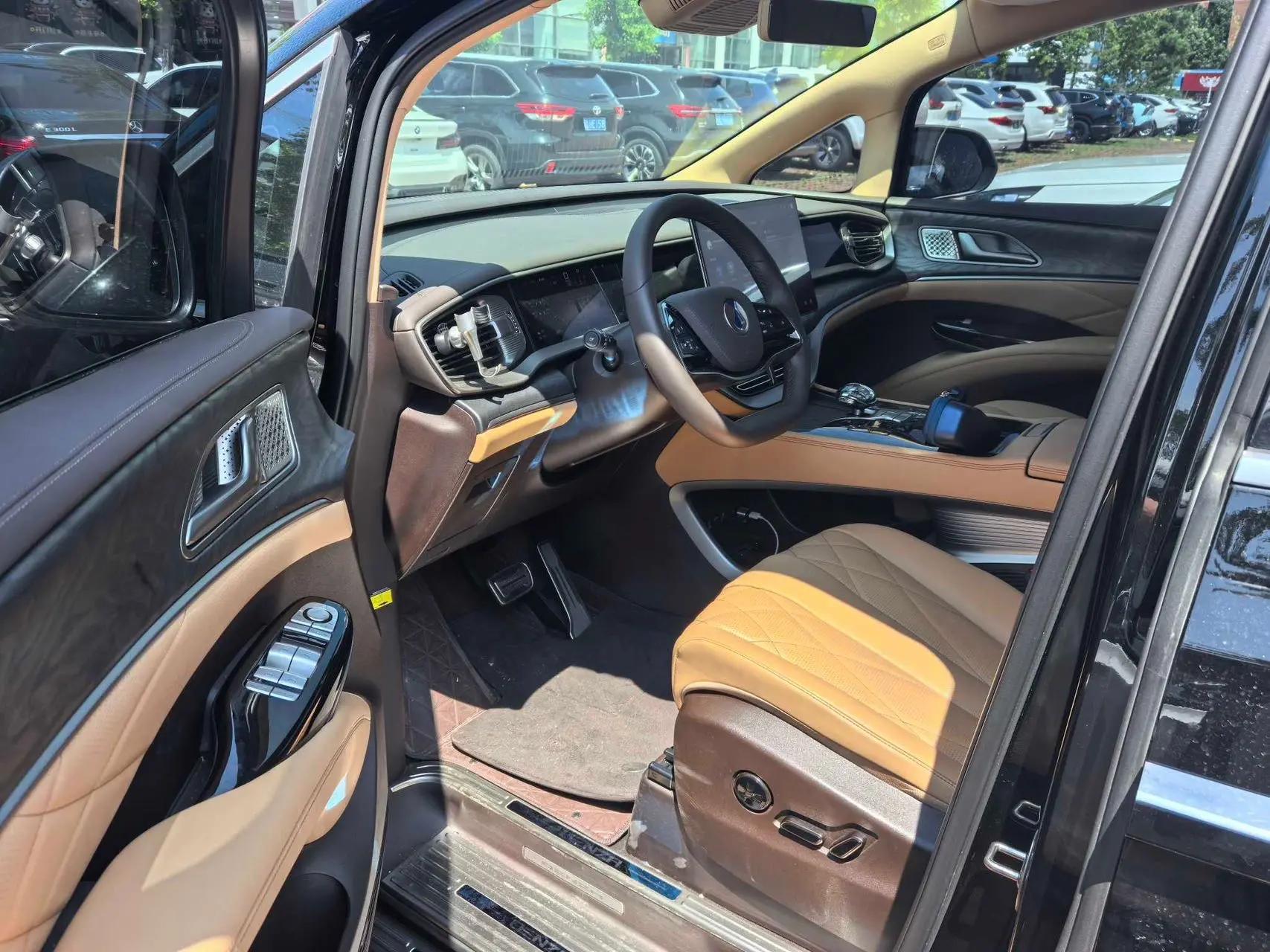 Denza 2025 Denza D9 DM-i 1.5T Stepless Smart Driving Edition 1020 Four-wheel Drive Honorable Automatic Gear 2