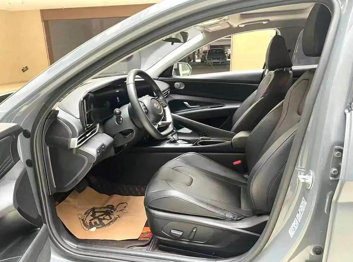 Elantra 2022 1.5L CVT LUX Premium Edition 3