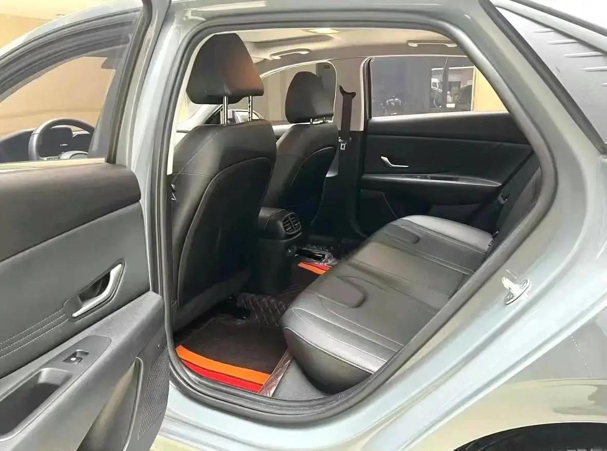 Elantra 2022 1.5L CVT LUX Premium Edition 4