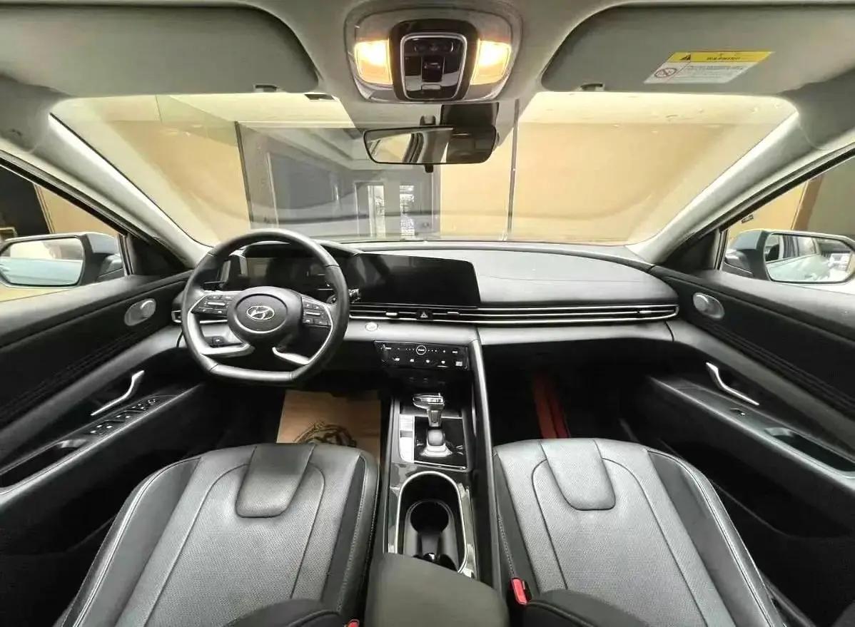 Elantra 2022 1.5L CVT LUX Premium Edition 5