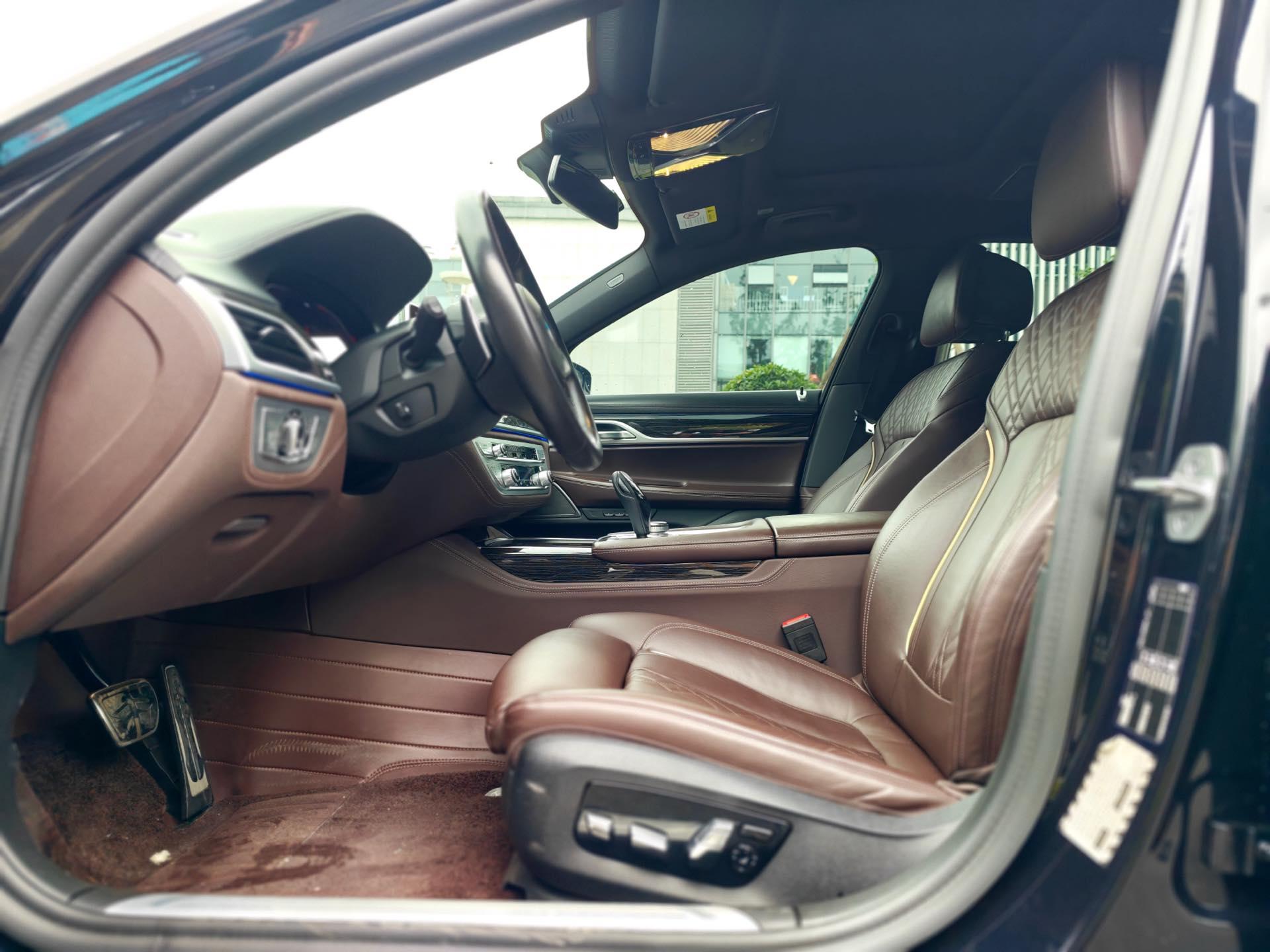 BMW 7 Series 2021 730Li M Sports Suit 10