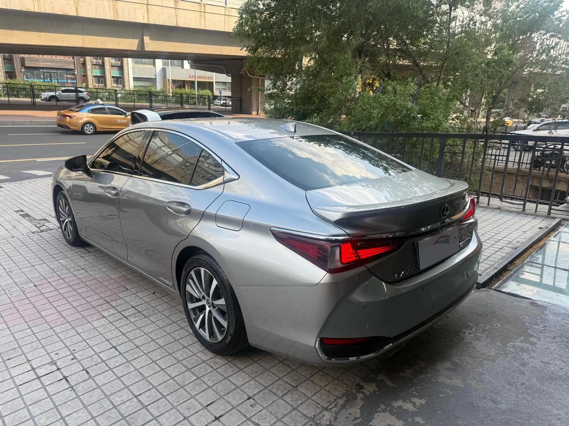 Lexus ES 2020 300h Elite Edition 6