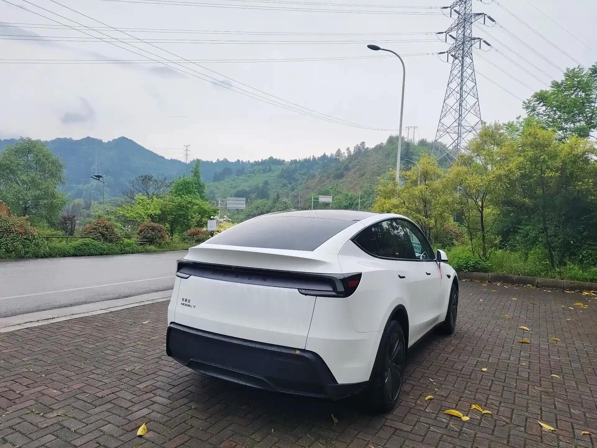 Tesla 2026 Model Y Rear-Wheel Drive Automatic 3
