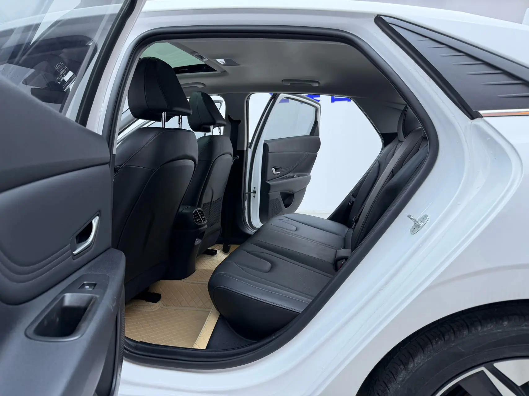 Elantra 2022 1.5L CVT LUX Premium Edition 10