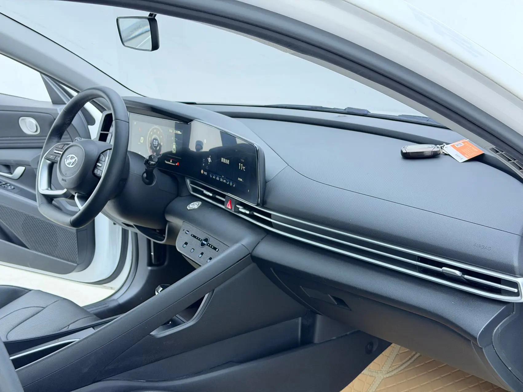Elantra 2022 1.5L CVT LUX Premium Edition 12