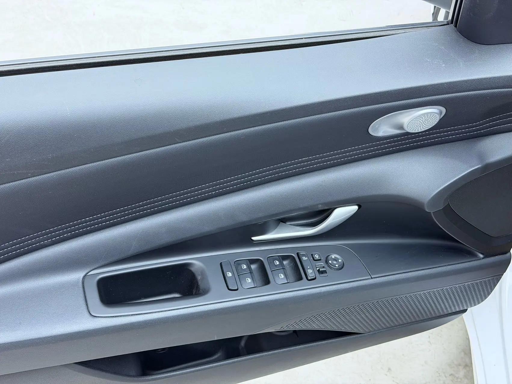 Elantra 2022 1.5L CVT LUX Premium Edition 4