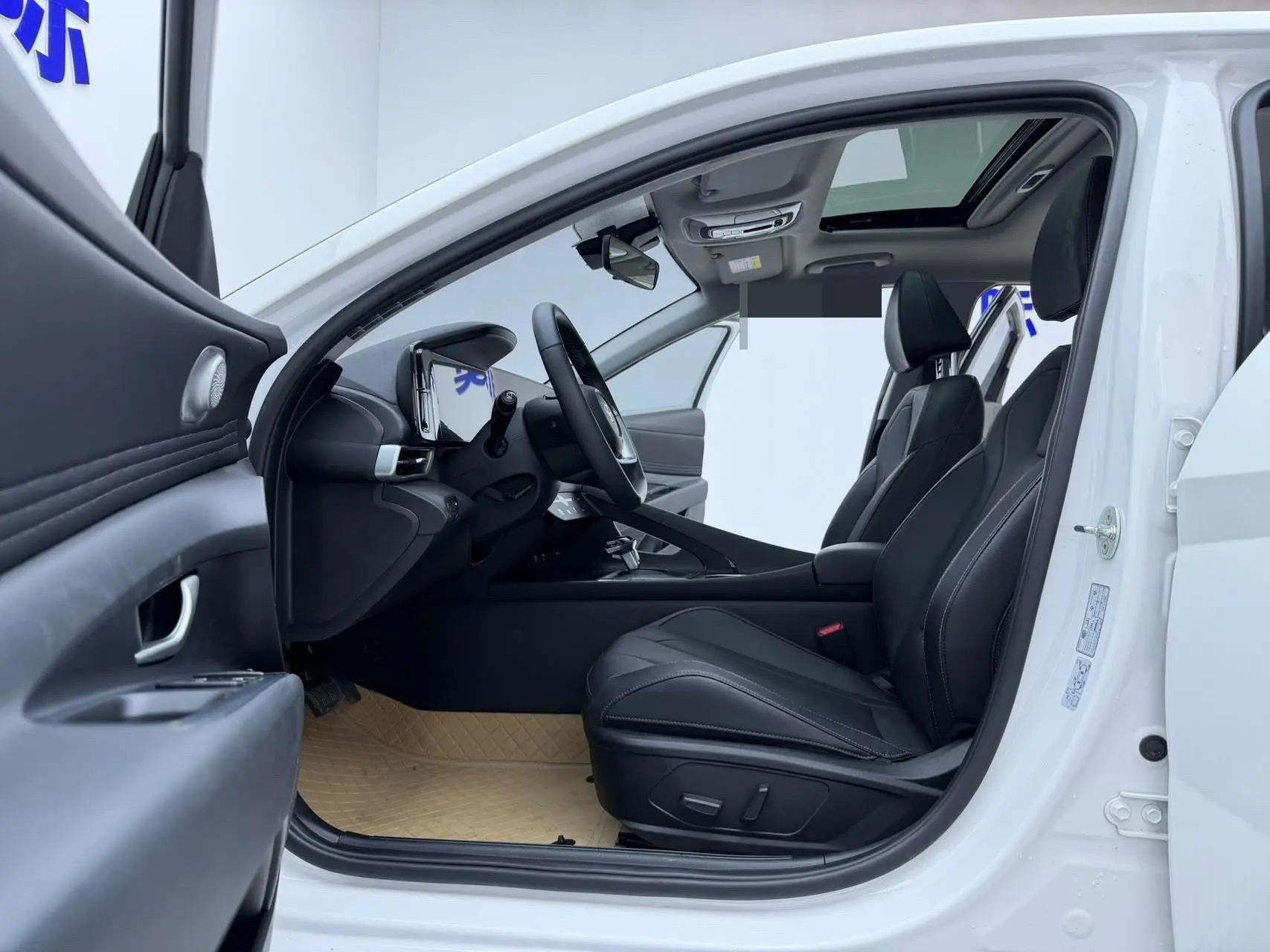 Elantra 2022 1.5L CVT LUX Premium Edition 5