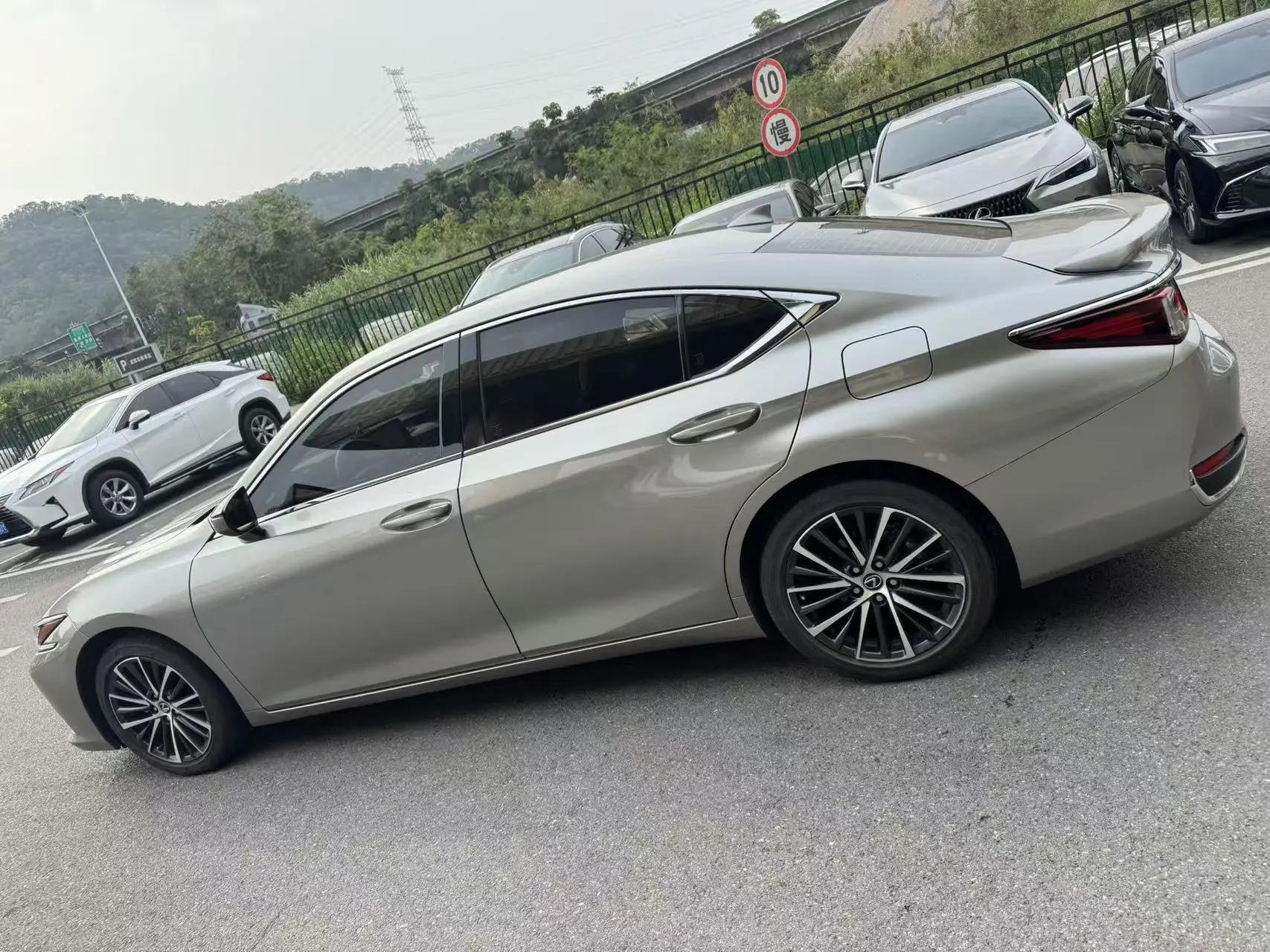 Lexus ES 2022 300h Premium Edition 3