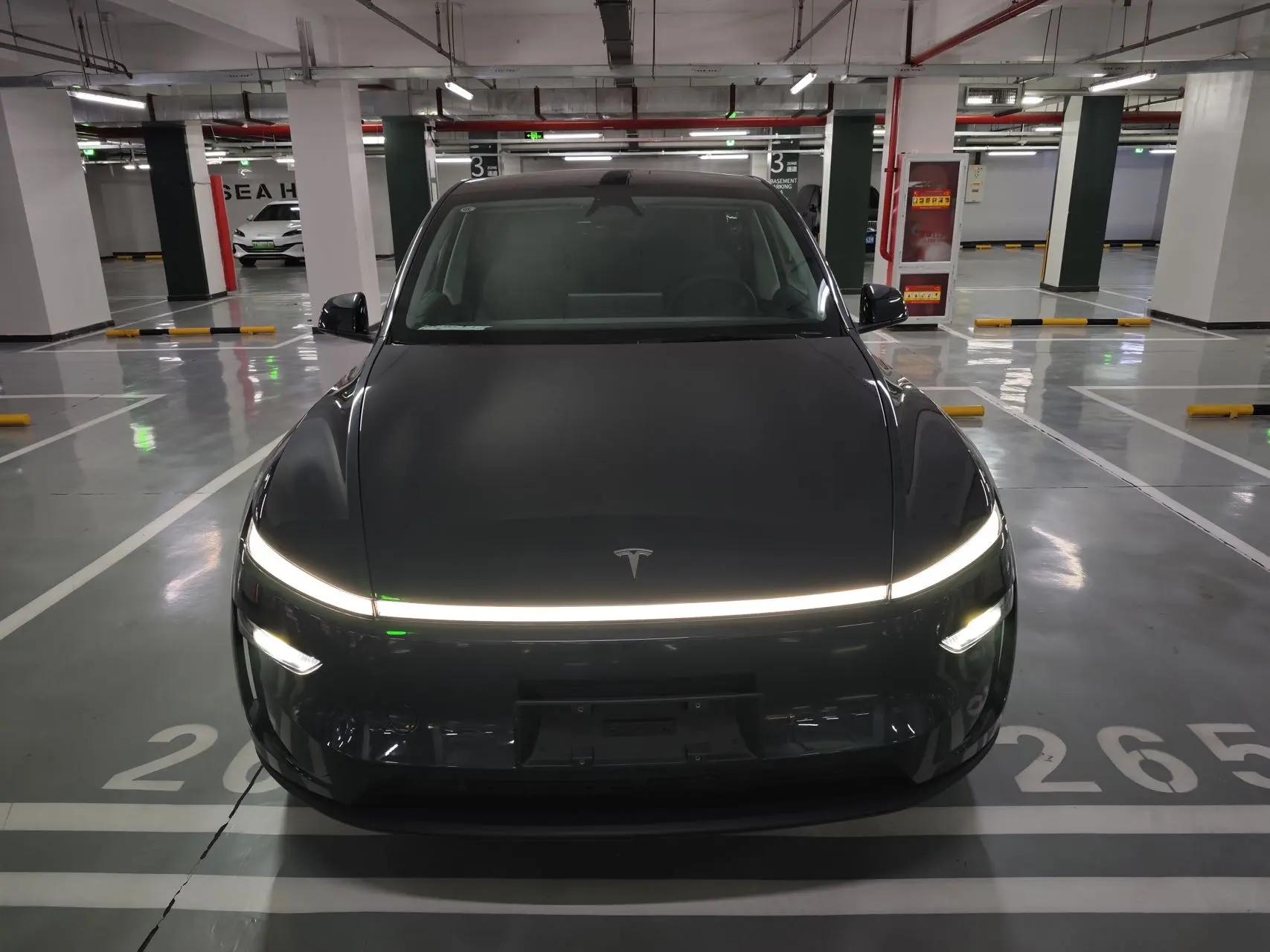 Tesla 2025 Model Y Rear-Wheel Drive Automatic 2