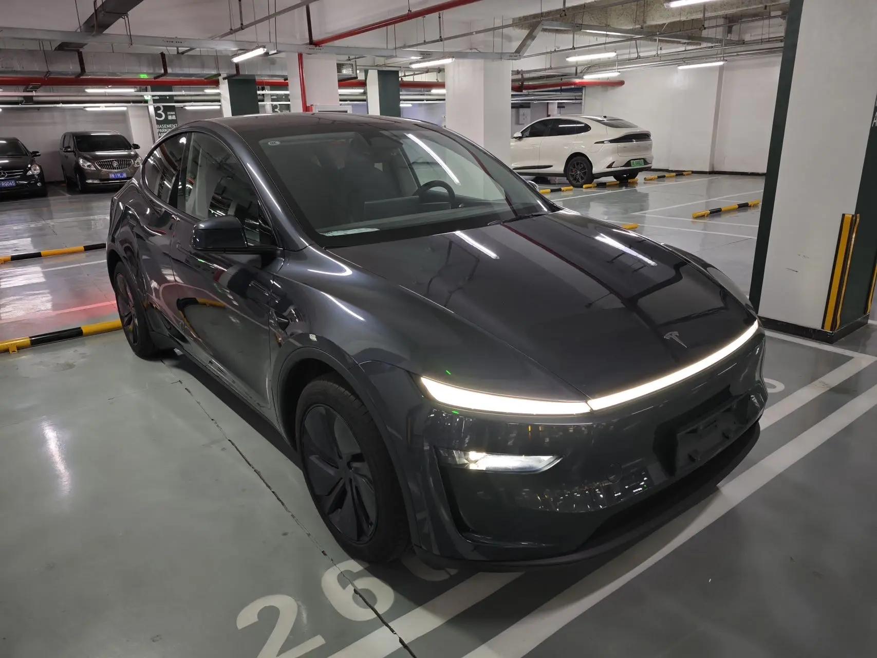 Tesla 2025 Model Y Rear-Wheel Drive Automatic 3