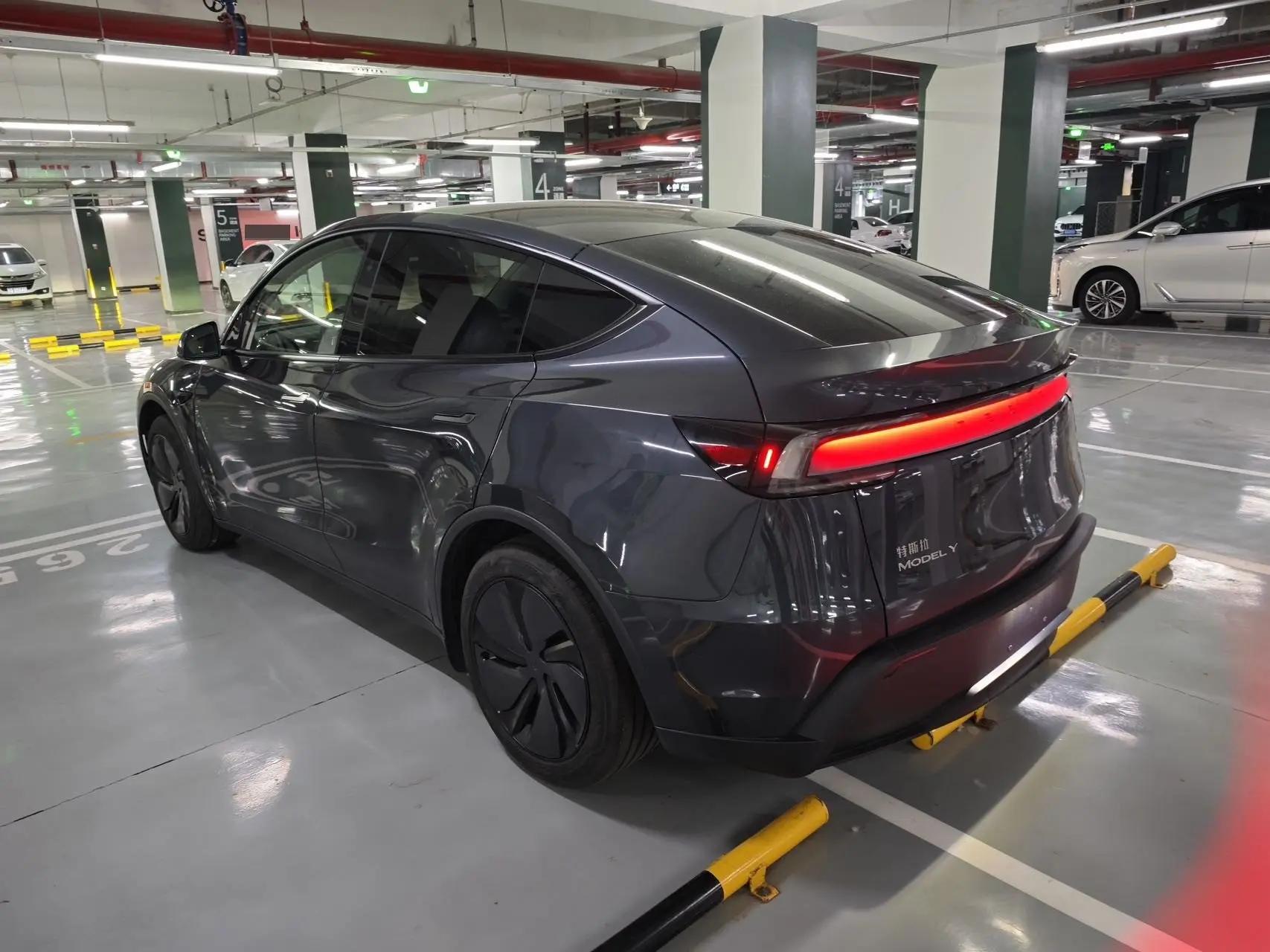 Tesla 2025 Model Y Rear-Wheel Drive Automatic 7