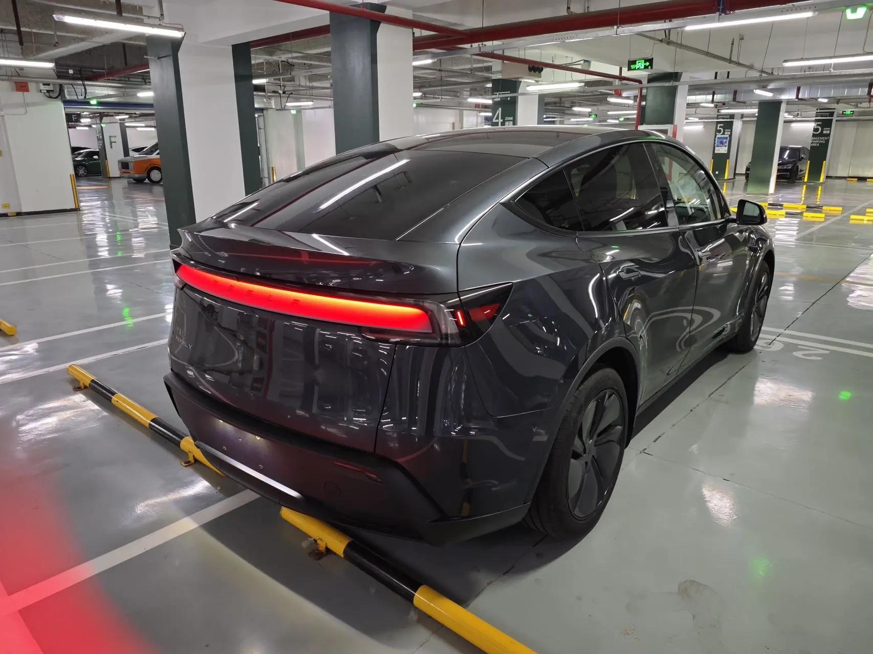 Tesla 2025 Model Y Rear-Wheel Drive Automatic 8