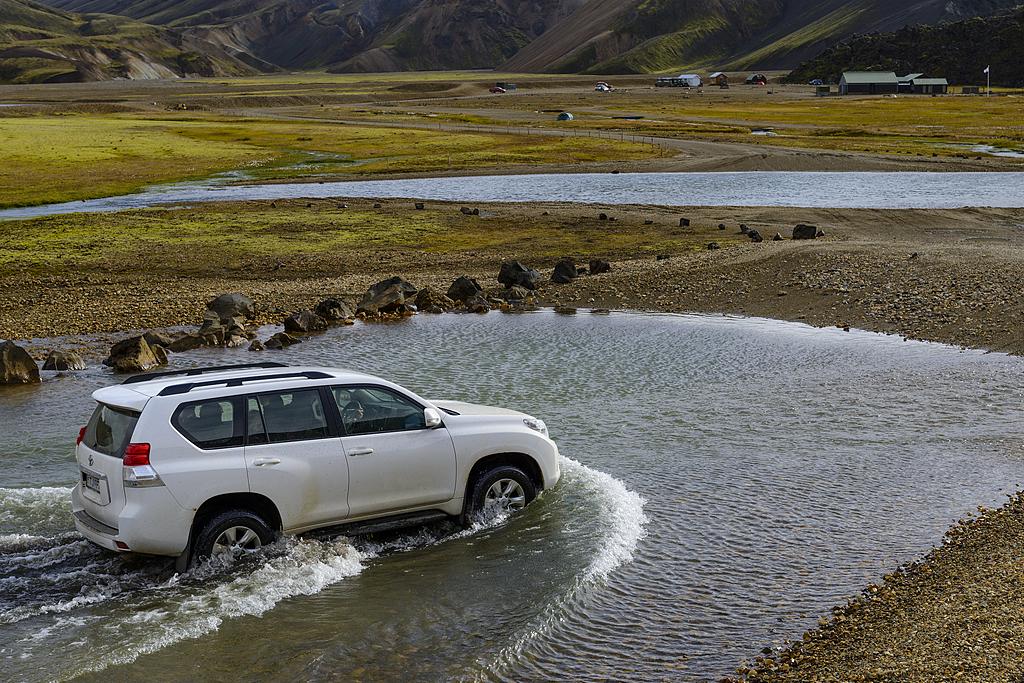 According to data released by the Travel Association, from March 1 to 15, the national passenger car market retailed 561000 vehicles, down 21% year-on-year and up 2% month-on-month. | Chinese automobiles