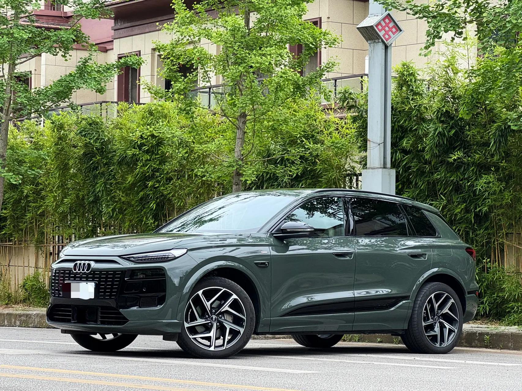 Open image lightbox: Audi 2025 Q6L e-tron Starter Pilot Edition Automatic Gear