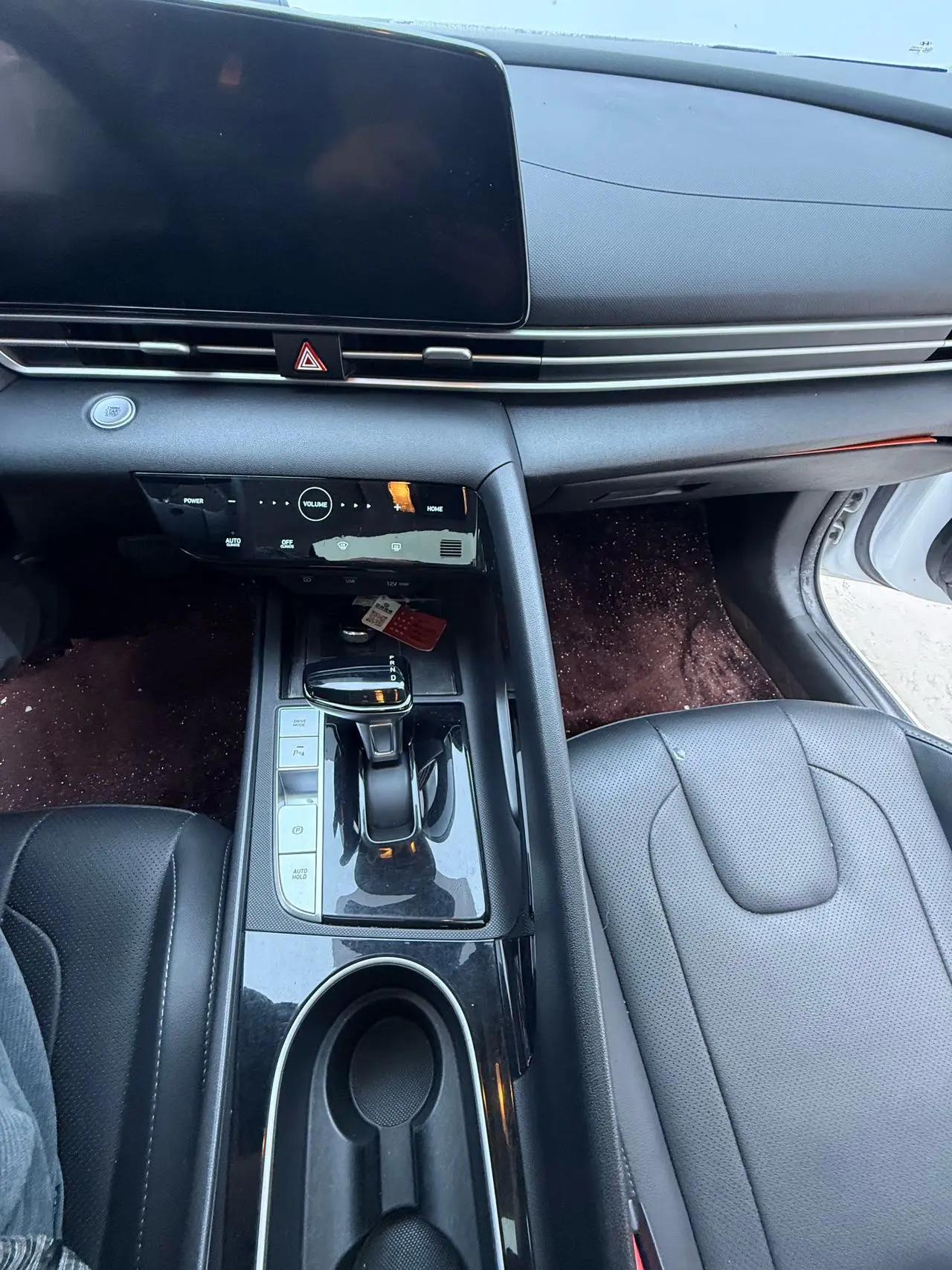 Elantra 2021 1.5L CVT LUX Prestige Edition 8