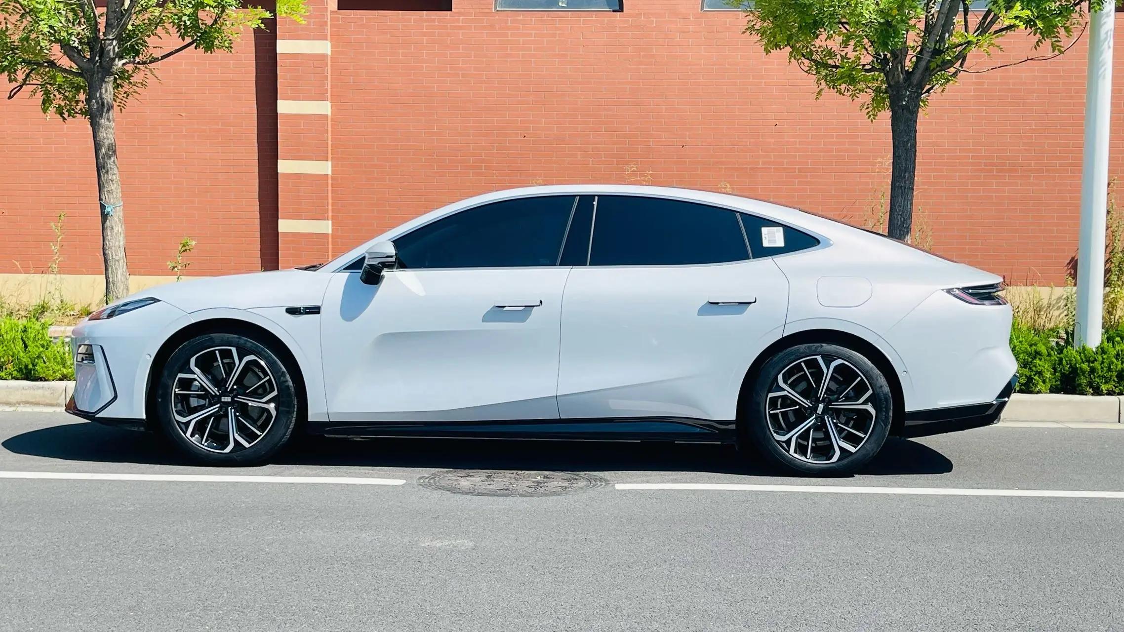 Geely Galaxy 2025 Model E8 700km Long-Range Intelligent Driving Version Automatic 3