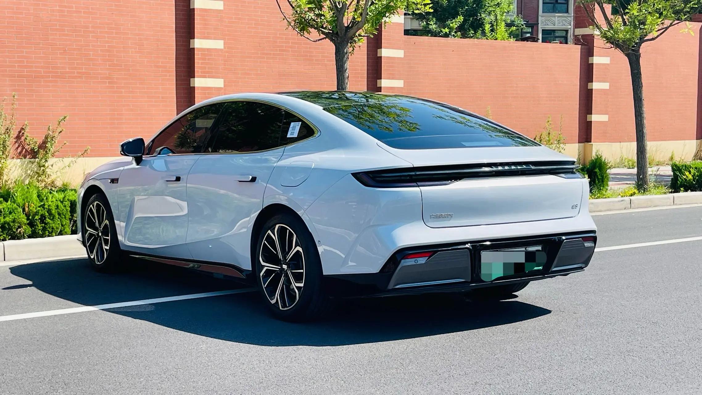 Geely Galaxy 2025 Model E8 700km Long-Range Intelligent Driving Version Automatic 4