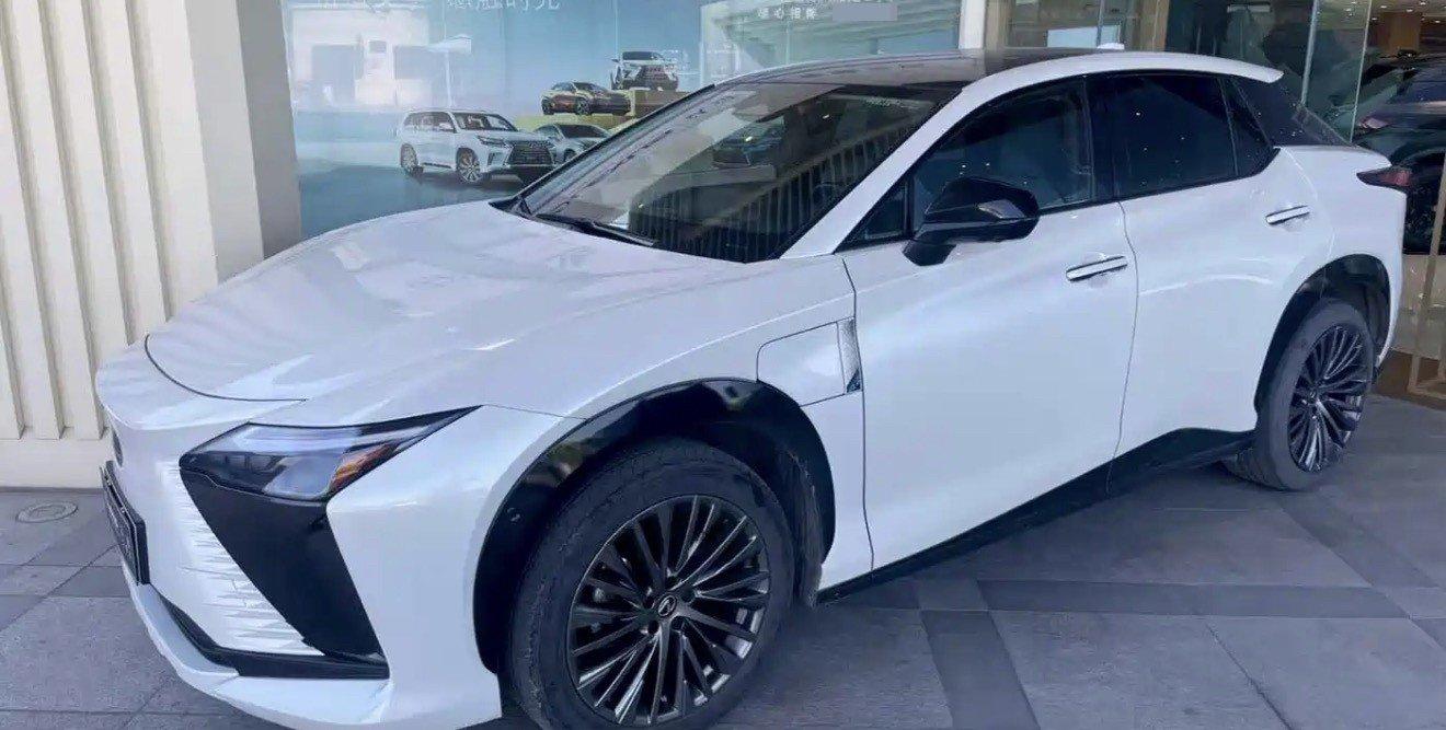 Открыть галерею: Lexus RZ 2023 450e 4WD Collar Edition