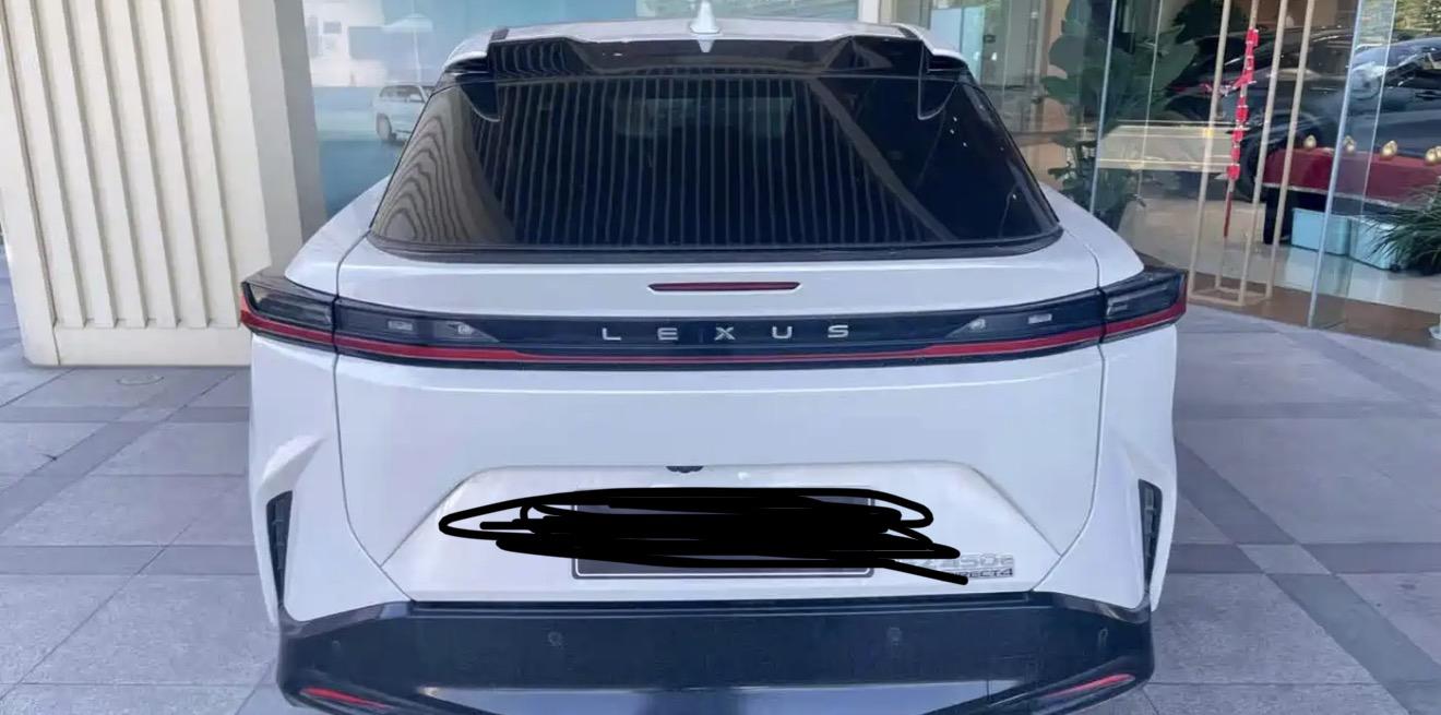Lexus RZ 2023 450e 4WD Collar Edition 2