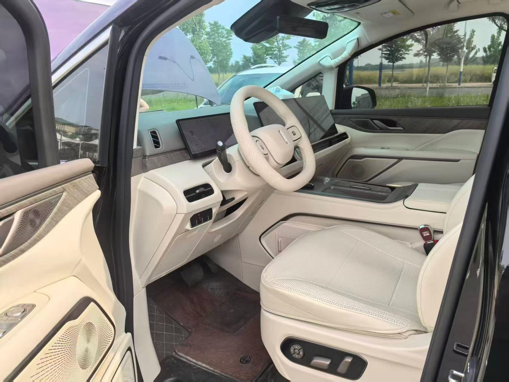 WEY 2025 high mountain 8 Hi4 1.5T four-wheel drive version automatic gear 3