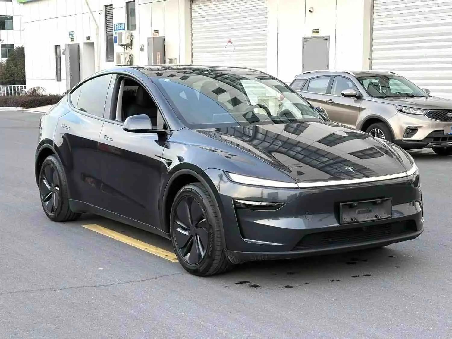 Tesla 2025 Model Y Rear-Wheel Drive Automatic 3