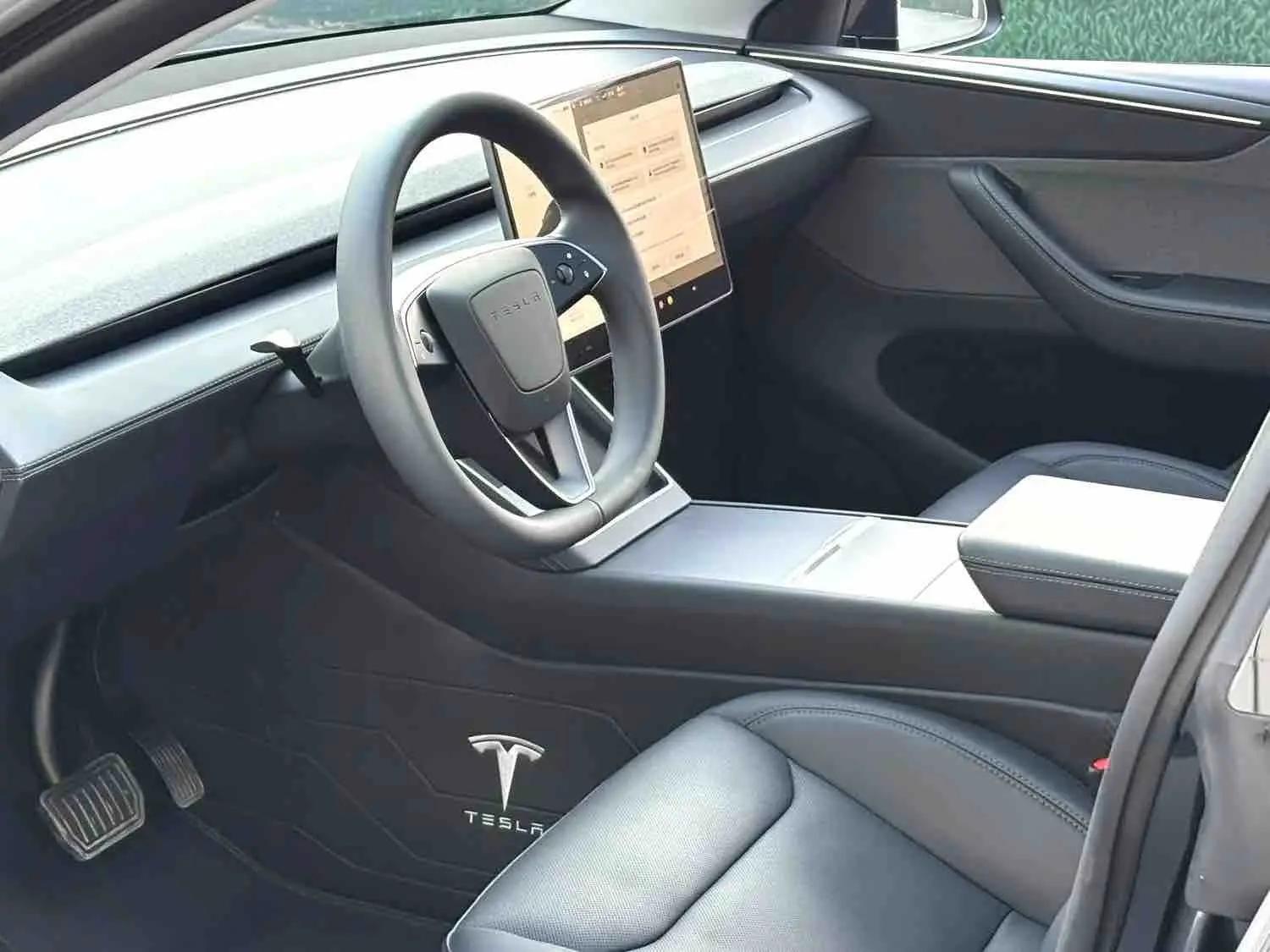 Tesla 2025 Model Y Rear-Wheel Drive Automatic 4