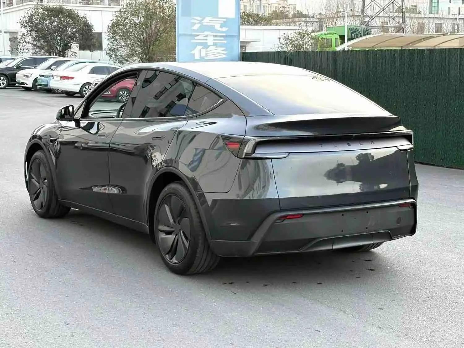 Tesla 2025 Model Y Rear-Wheel Drive Automatic 7