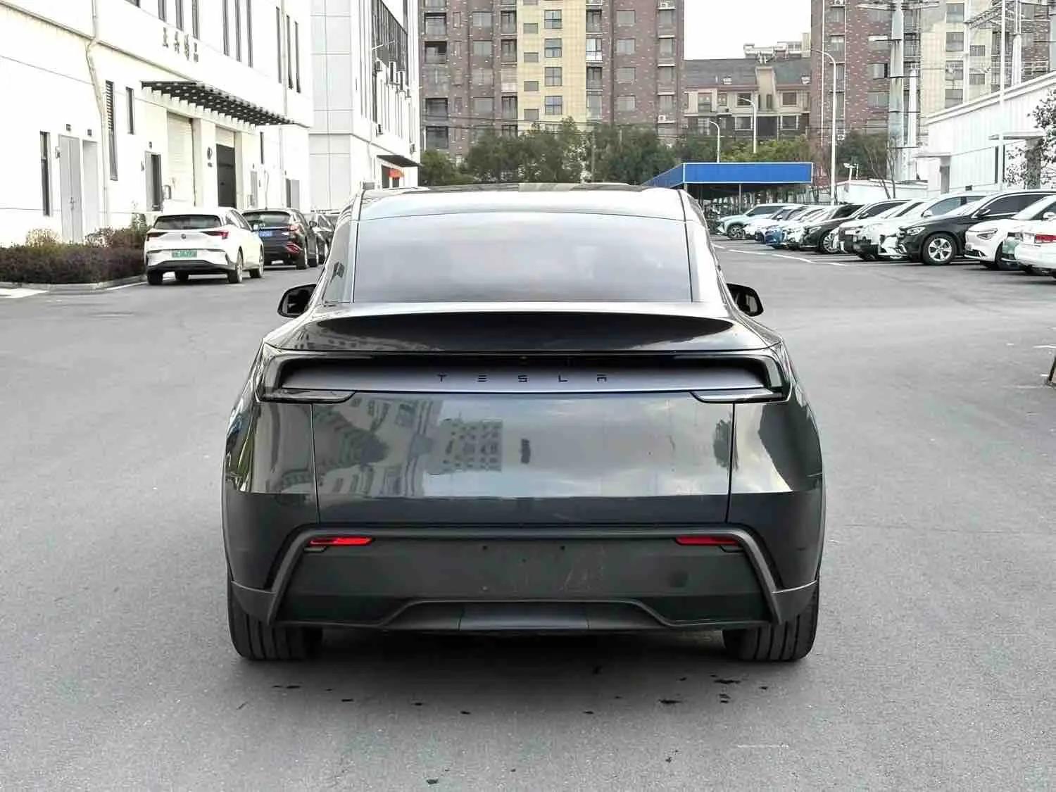 Tesla 2025 Model Y Rear-Wheel Drive Automatic 8