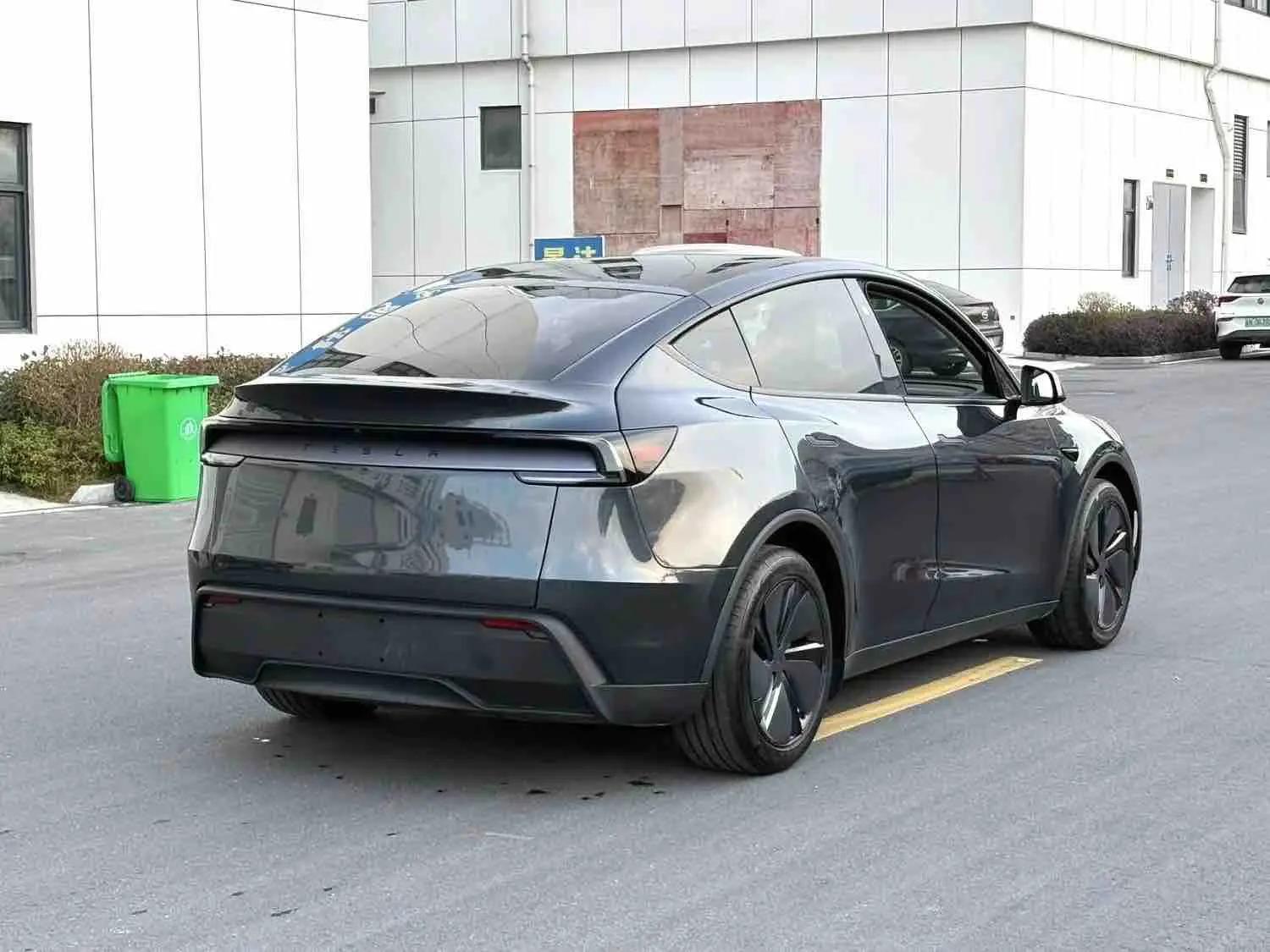Tesla 2025 Model Y Rear-Wheel Drive Automatic 9