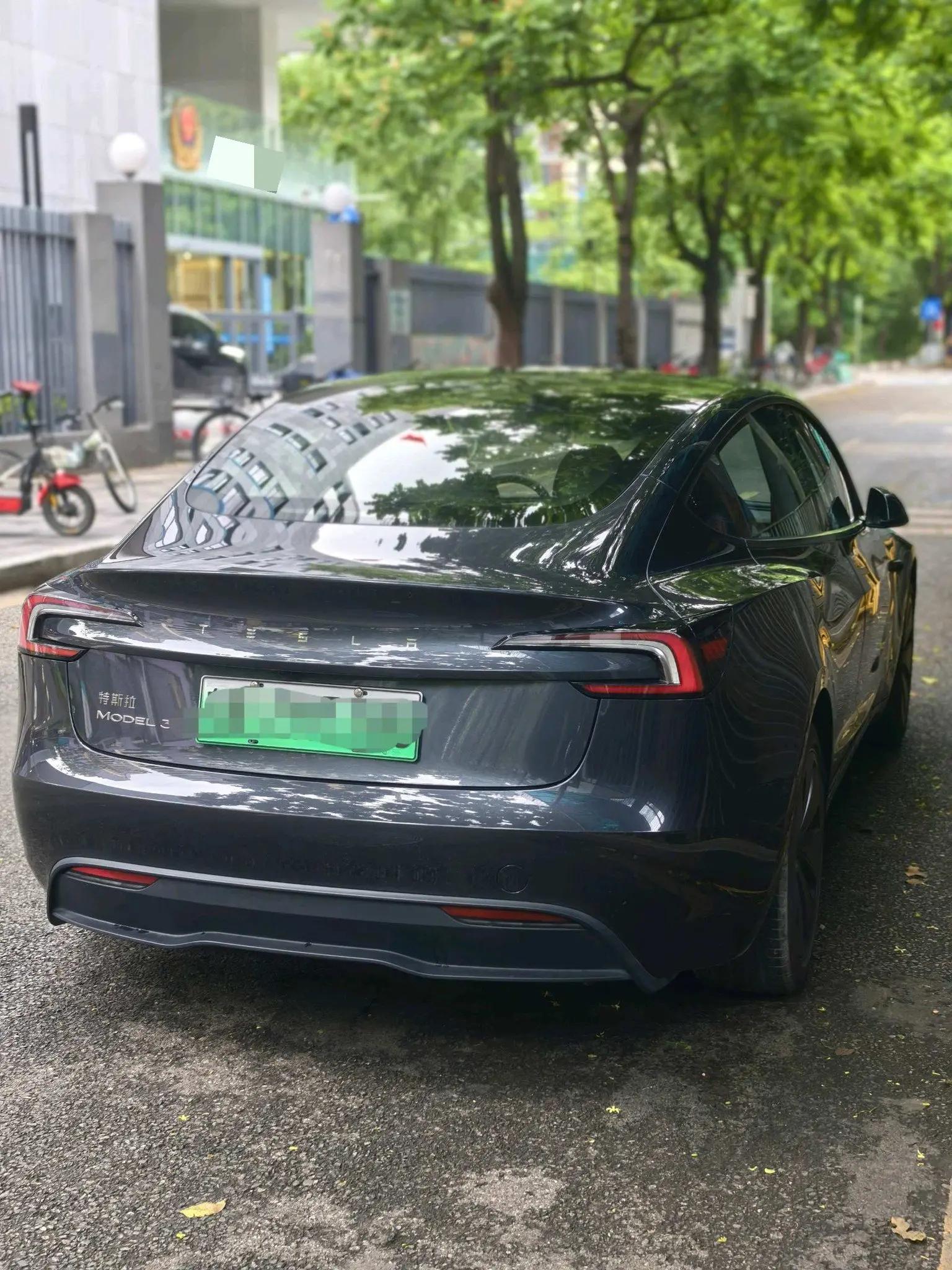 Tesla 2025 Model 3 Rear-Wheel Drive Automatic 4