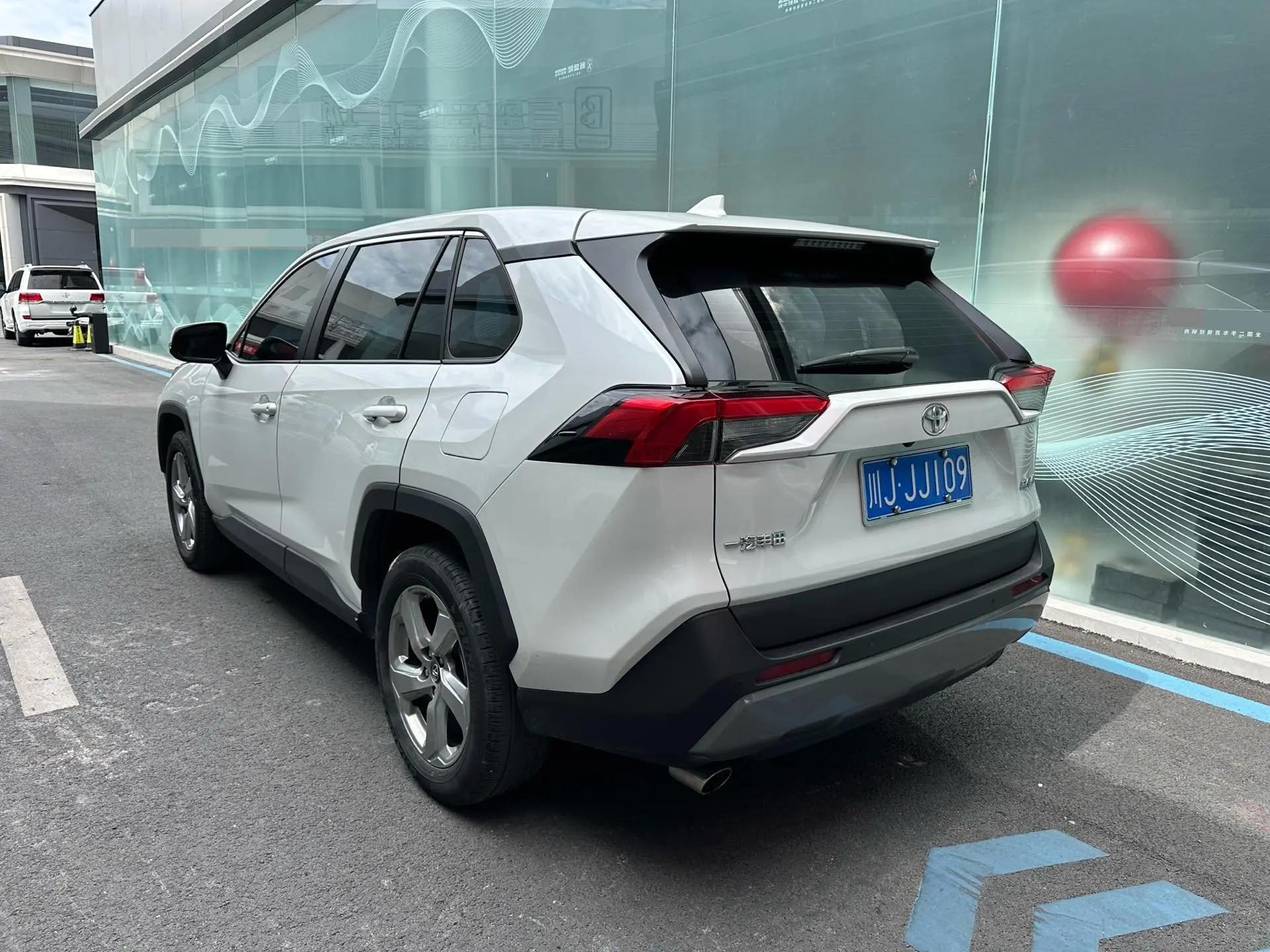 Toyota 2023 RAV4 2.0 CVT Front-Wheel Drive XLE Automatic 3