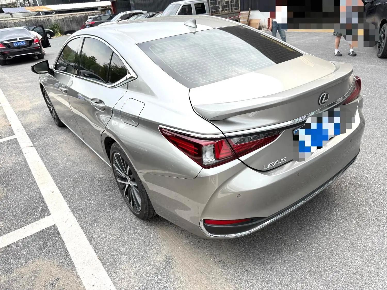 Lexus ES 2022 300h Premium Edition 6