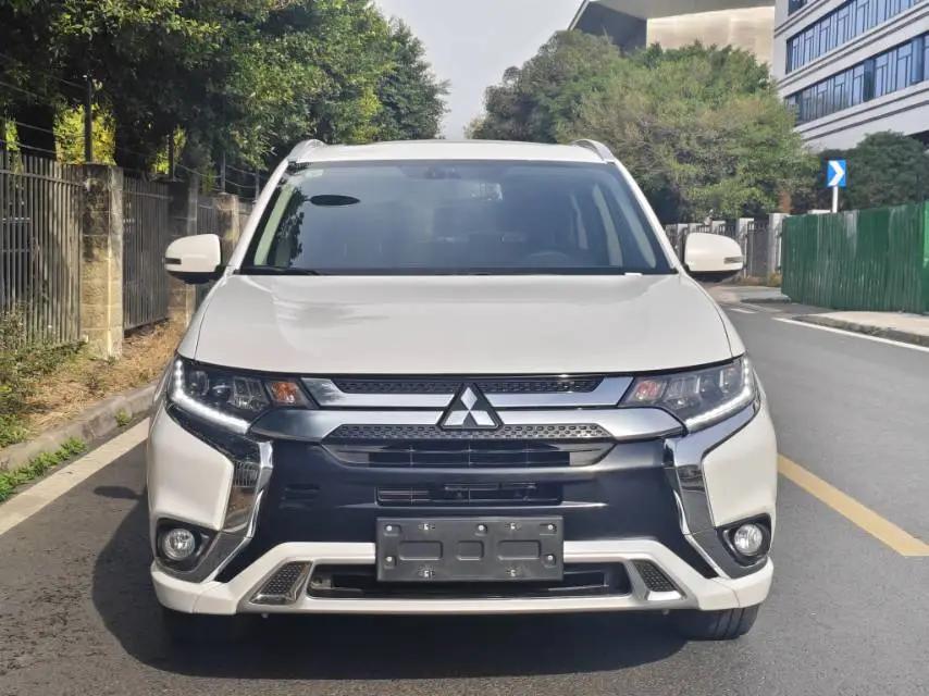 Outlander 2021 2.4L 4-wheel drive to enjoy the version of 7 seats 2