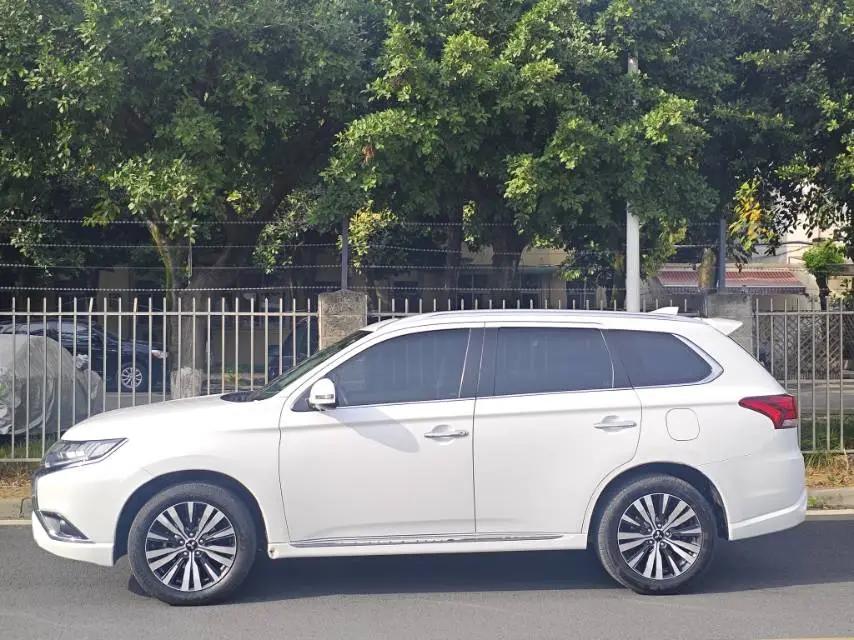 Outlander 2021 2.4L 4-wheel drive to enjoy the version of 7 seats 3
