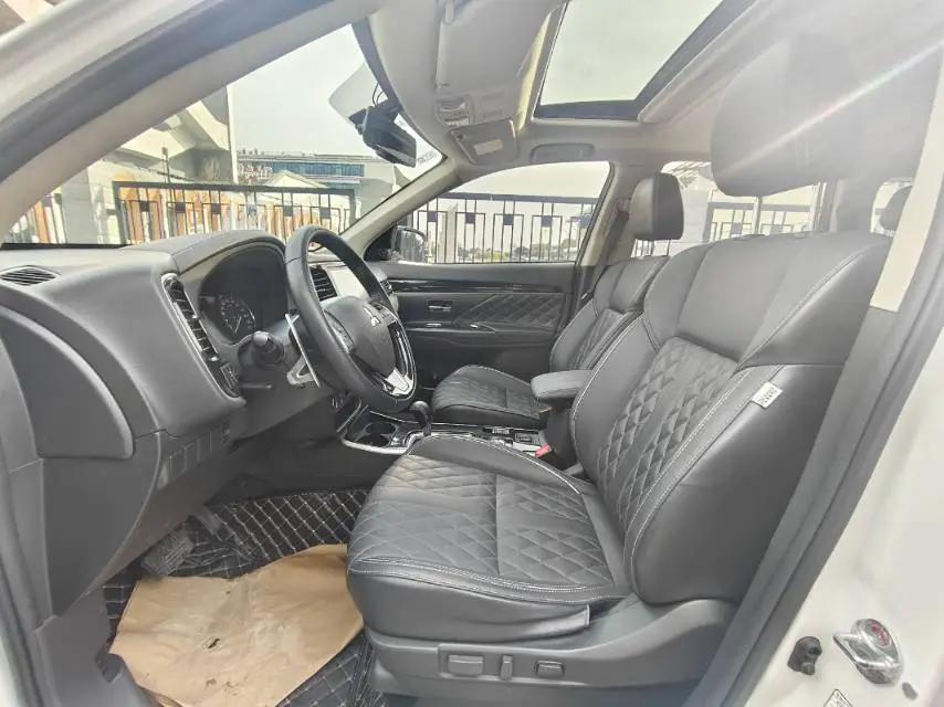 Outlander 2021 2.4L 4-wheel drive to enjoy the version of 7 seats 5
