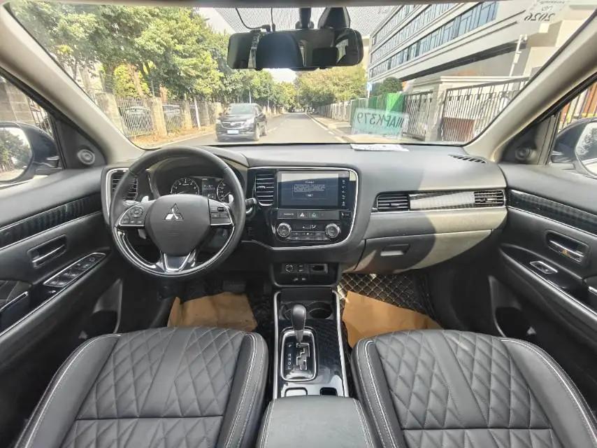 Outlander 2021 2.4L 4-wheel drive to enjoy the version of 7 seats 7