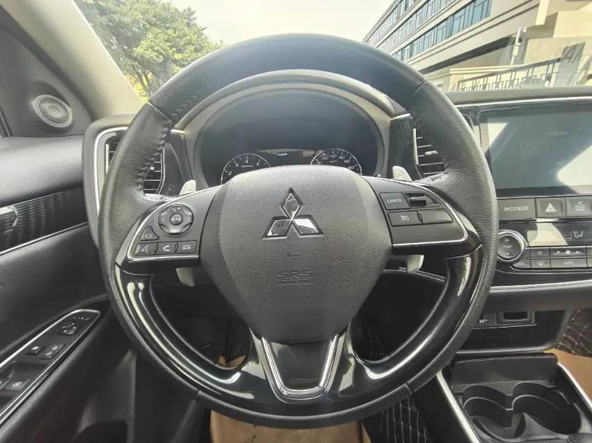 Outlander 2021 2.4L 4-wheel drive to enjoy the version of 7 seats 8
