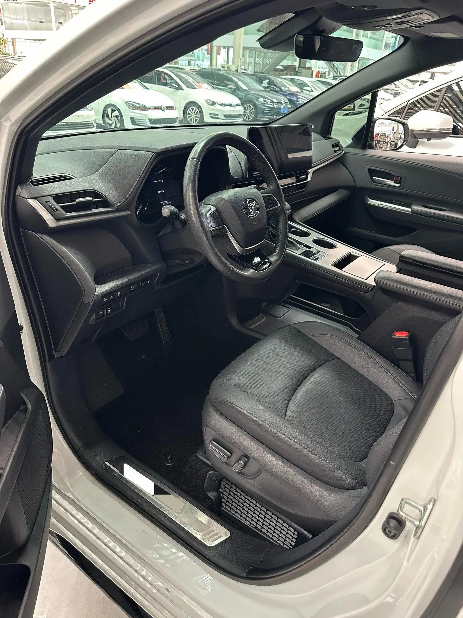 Toyota 2023 Sienna 2.5 CVT Prestige Automatic 3