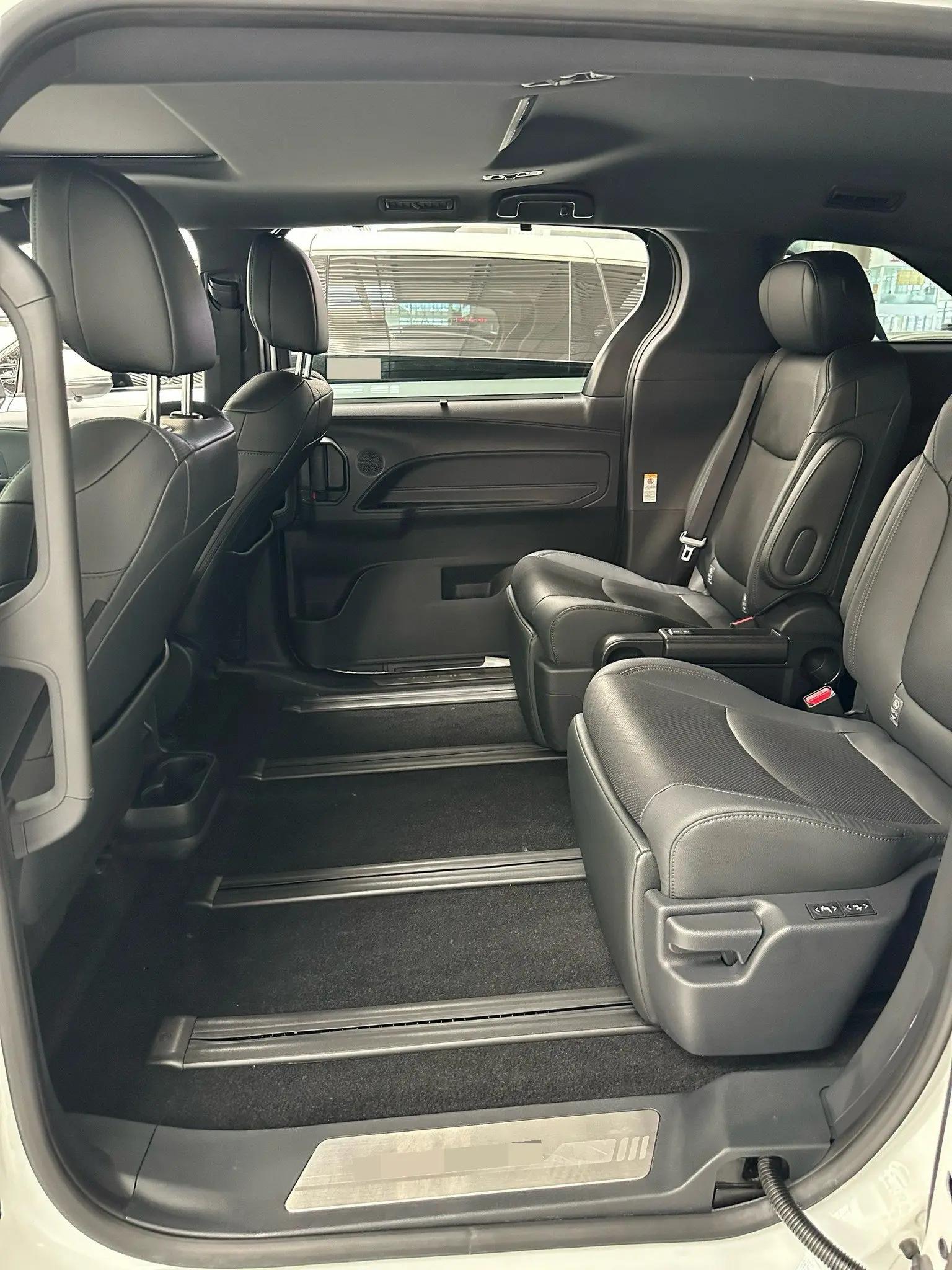 Toyota 2023 Sienna 2.5 CVT Prestige Automatic 4