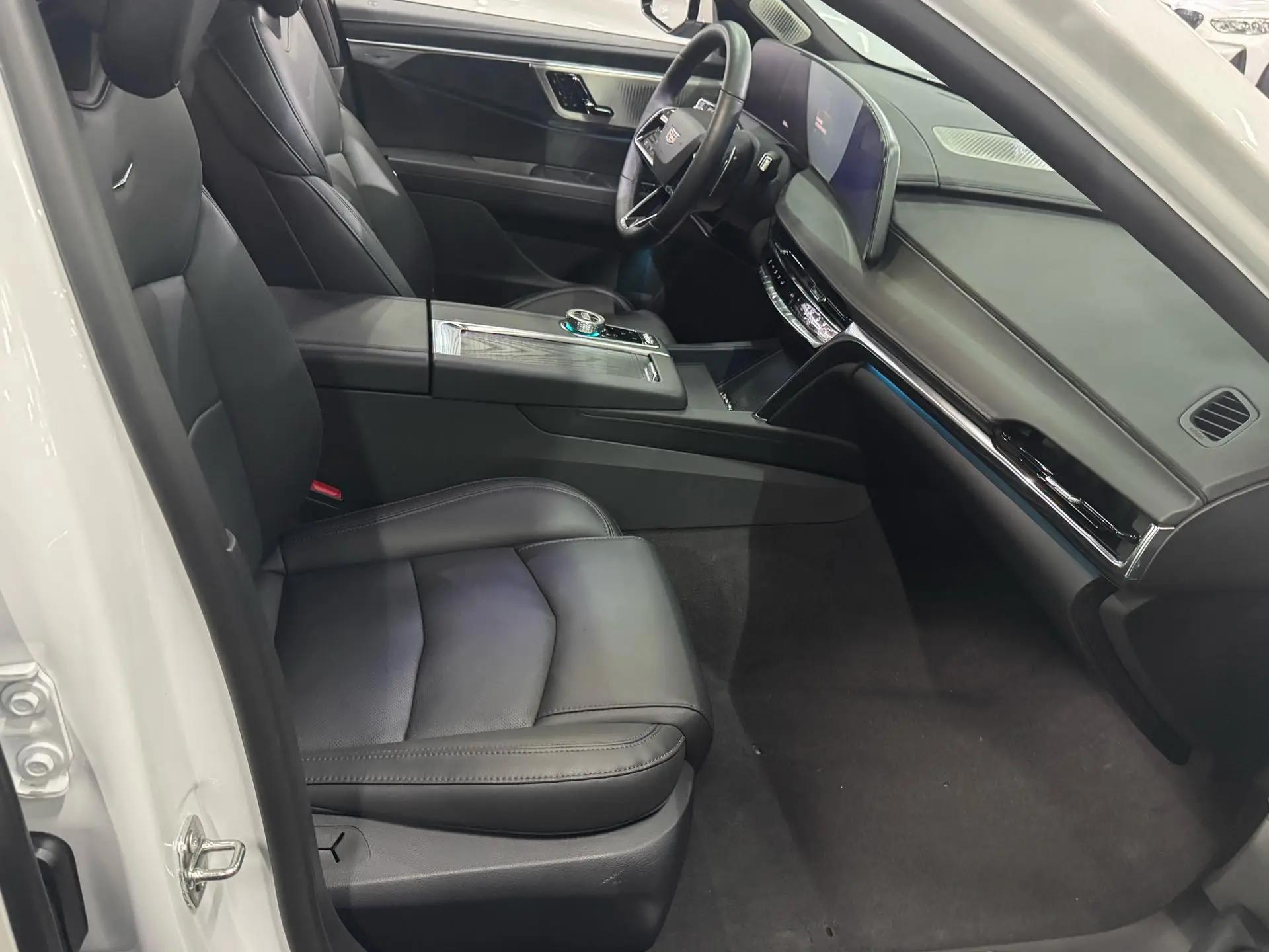 Cadillac CT6 2023 28T Luxury Model 8