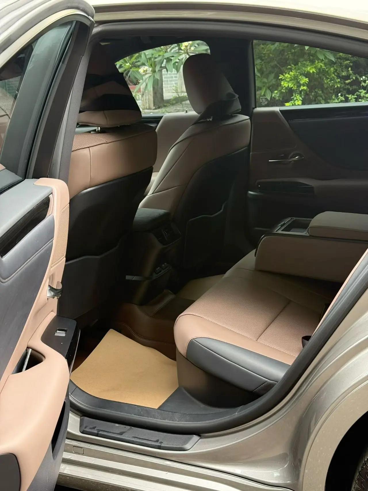 Lexus ES 2022 300h Premium Edition 4