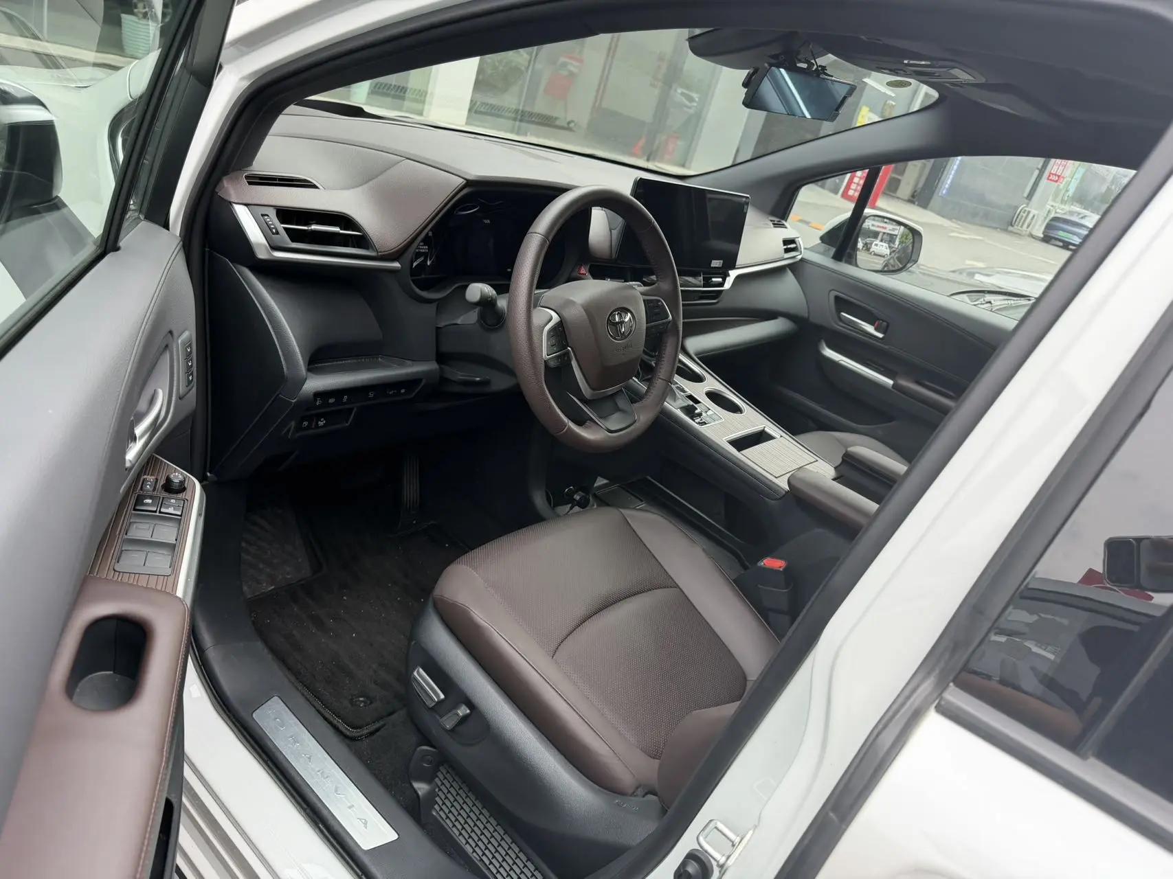 Toyota 2024 Grevia HYBRID 2.5 Stepless Premium PLUS 4WD Automatic Gear 3