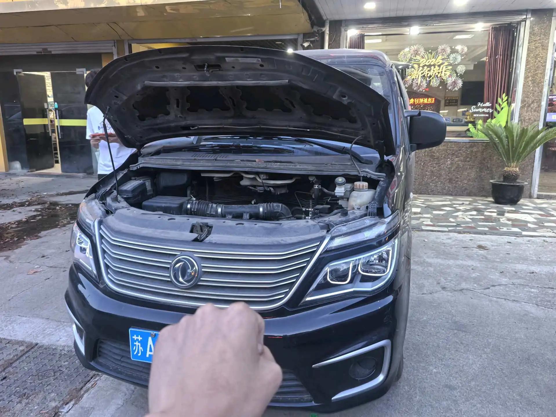 Lingzhi 2019 model changed to M5L 1.6L 7-seat basic country VI