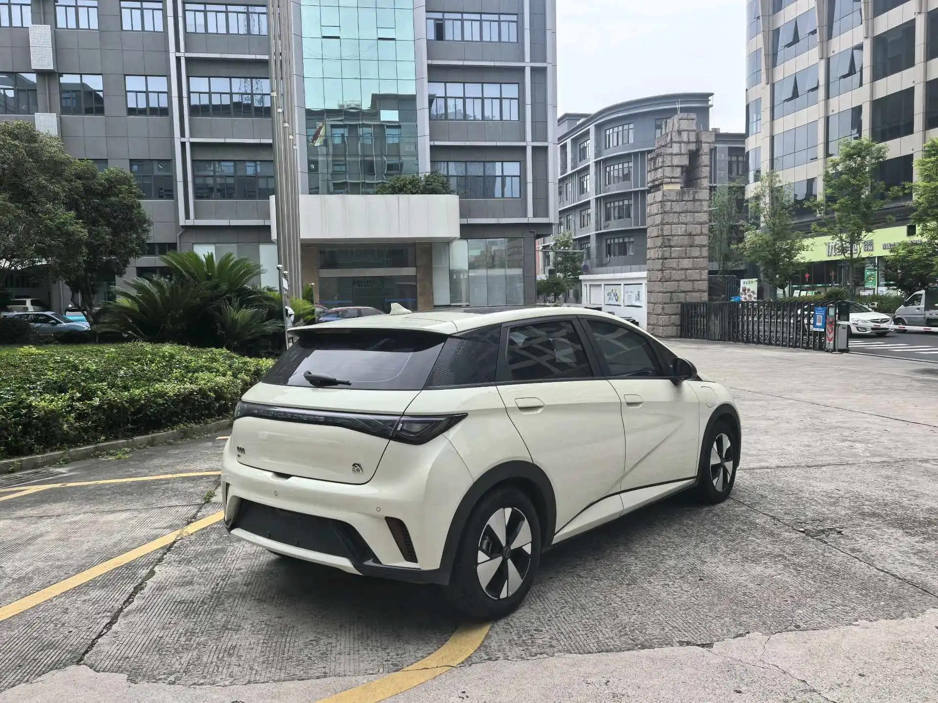 BYD 2023 Dolphin 420km Fashion Edition Automatic 4
