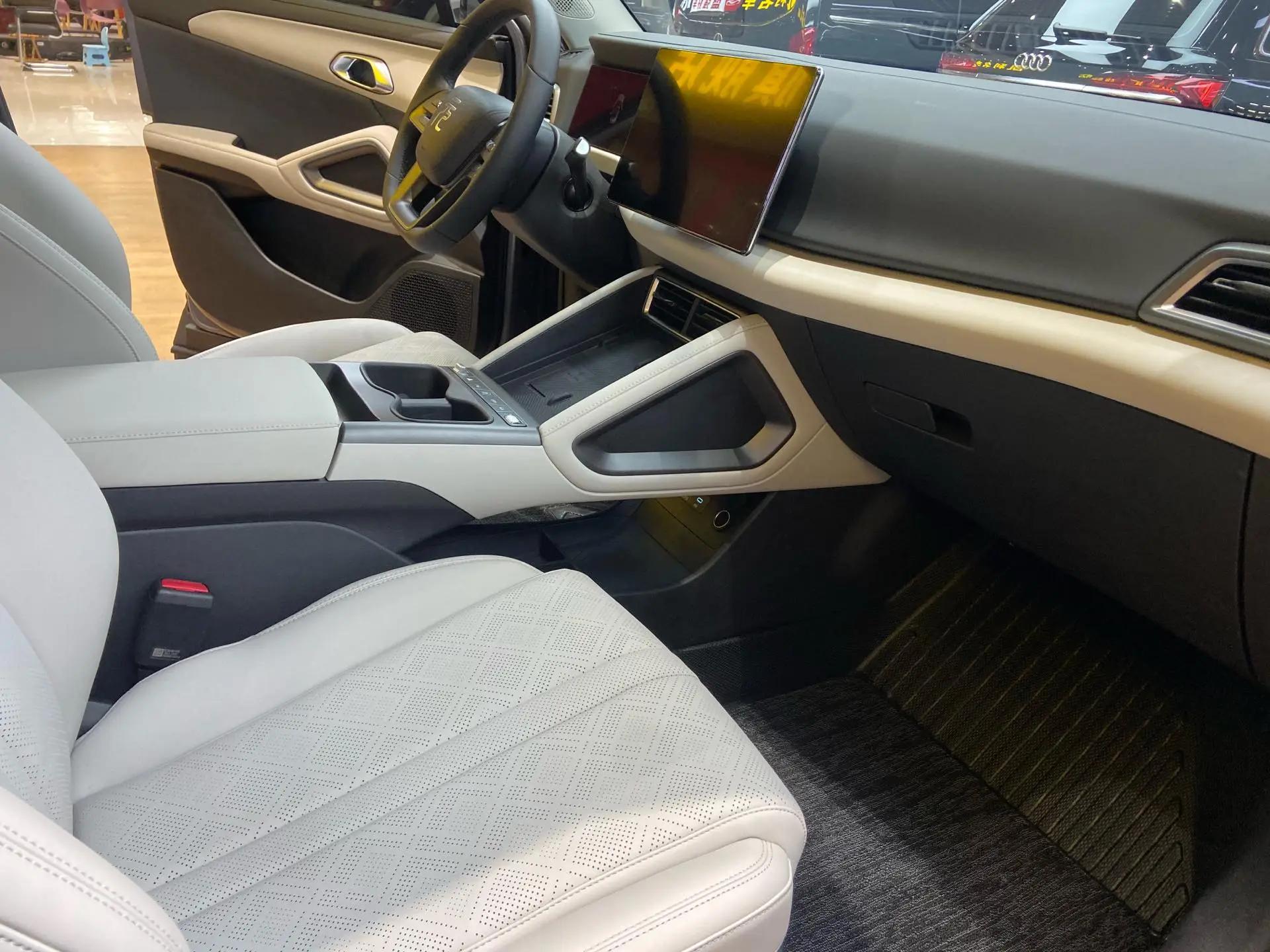 BYD 2025 Yuan UP Smart Driving 401KM Vital Automatic Gear 8