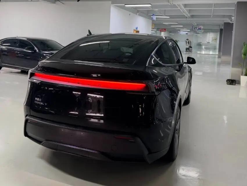 Tesla 2026 Model Y Rear-Wheel Drive Automatic 6