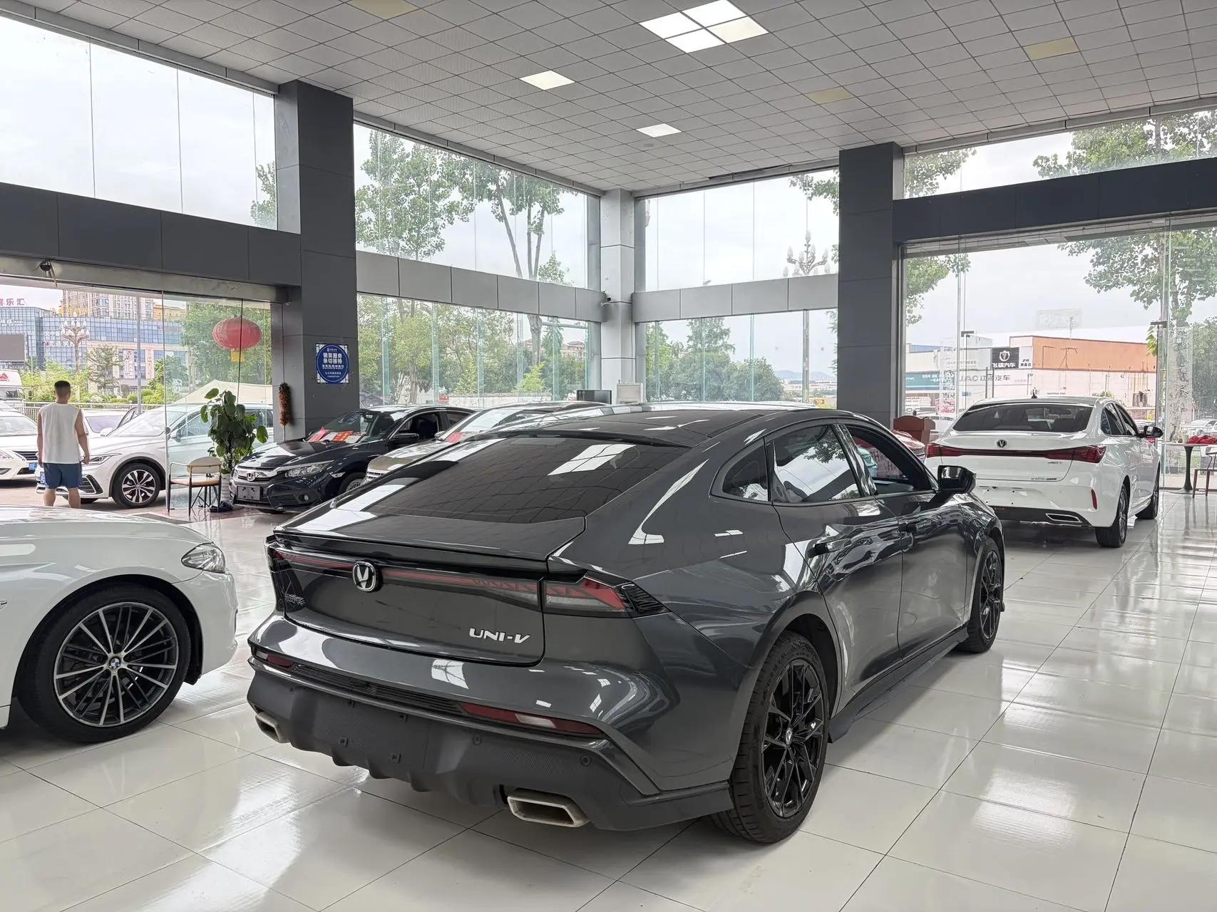 ChangAn 2024 UNI-V 1.5T Prestige Automatic 8