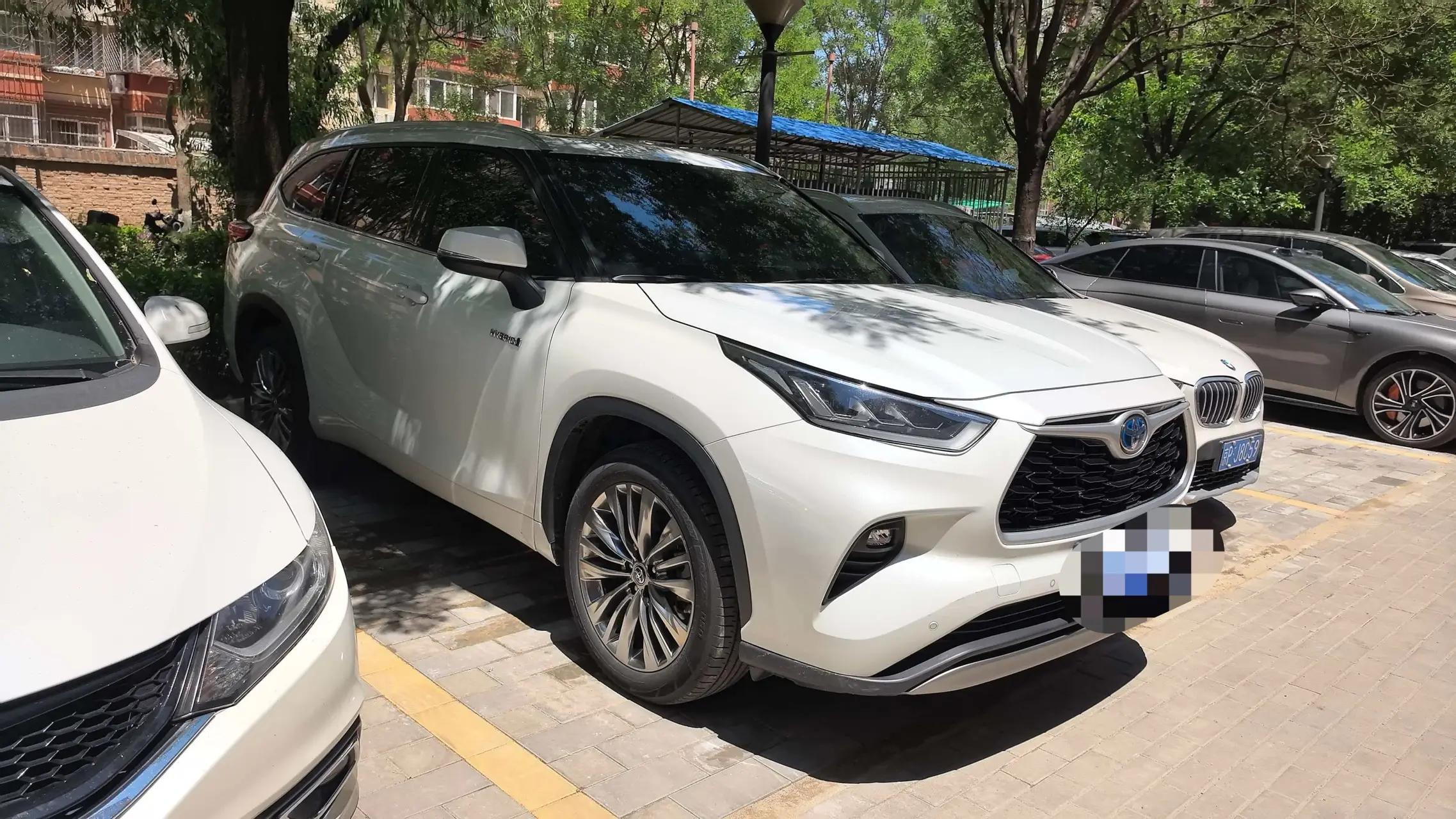 Toyota 2023 Highlander Dual Engine 2.5 CVT Intelligent Electric Hybrid Four-Wheel Drive Prestige 7-Seater Automatic 2