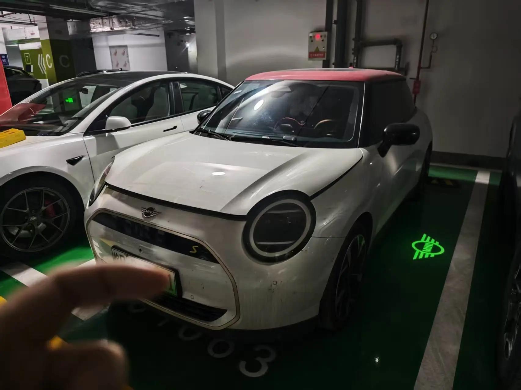 打开图片灯箱:MINI 2025 Mini Cooper SE 452km Cooper SE Spring Day in the Sea Limited Edition Automatic Gear
